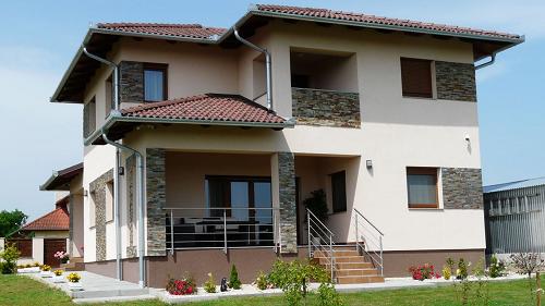 33413 In der Nachbarschaft von Hévíz ist das zweistöckige Familienhaus von ausgezeichneter Qualität, mit Panorama auf den Plattensee und den berühmten Hévízer Heilsee zu verkaufen.