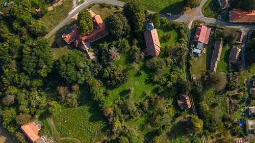 77495 Bei Zalaszántó in der Siedlung Vindornyalak steht ein Grundstück von fast 0.5 ha zum Verkauf. Auf dem Grundstück befindet sich ein renovierungsbedürftiges Gebäude, das mit dem Hertelendy-Herrenhaus verbunden ist.